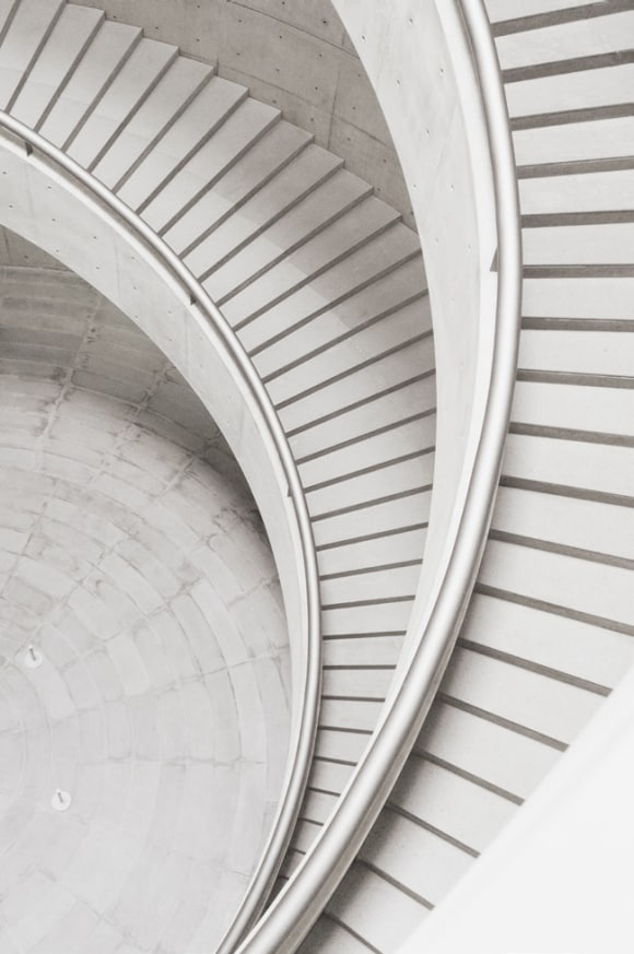 Um par de escadas de mármore