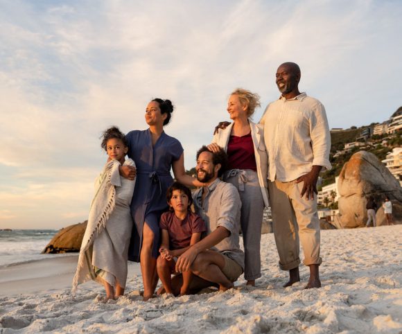 Família em uma praia admirando o pôr-do-sol
