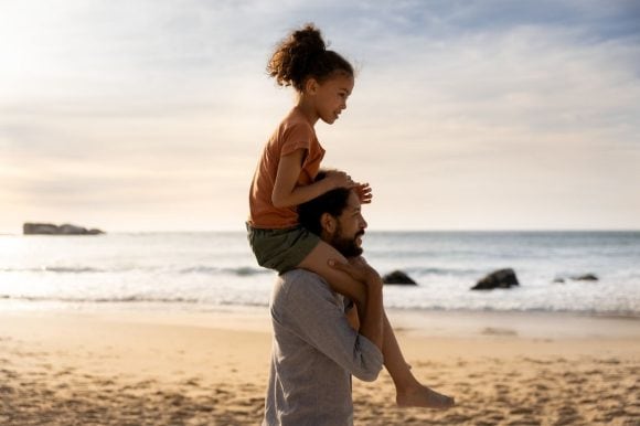 Pai carregando a filha nas costas