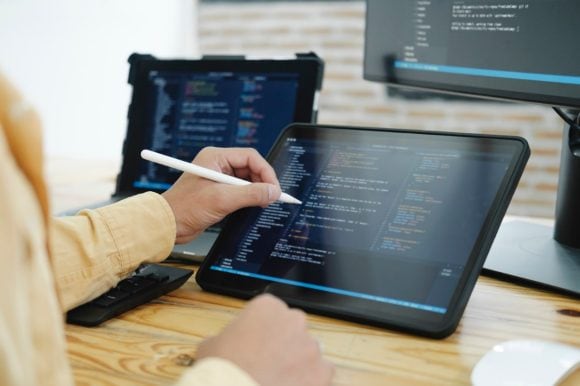 Close-up sullo schermo di un portatile che mostra un report finanziario.