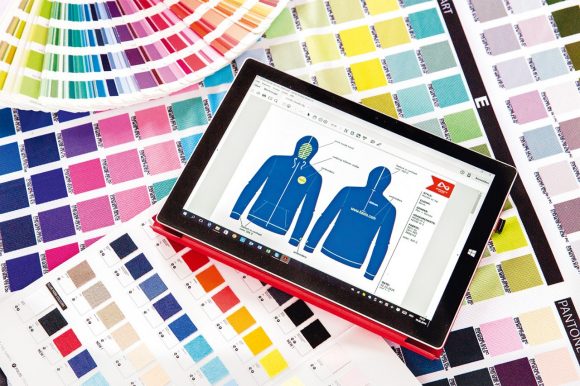 Grösste Flexibilität auch bei kleinen Mengen: Schon ab 50 Stück kann Flurin Laubi mit Infinity Wear seinen Kunden bei Farben und Aufdrucken ihrer T-Shirts fast jeden Wunsch erfüllen. Bilder: Véronique Hoegger