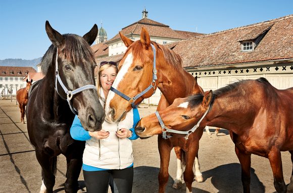 «I cavalli mi capiscono e io capisco loro»: Ursula Kälin lavora nella stalla di Einsiedeln, la più antica d’Europa. Foto: Jos Schmid