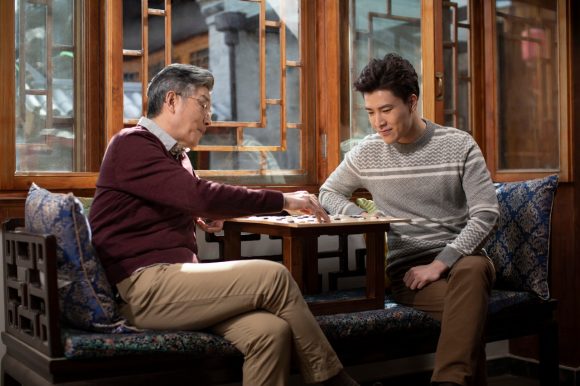 亚洲父子玩桌游