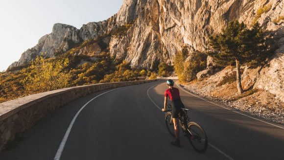 Cycling between mountains